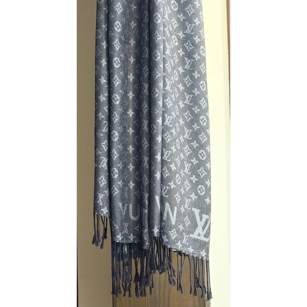 Flat $200 Sale Louis Vuitton Grey Monogram 100% Wool Scarf Made in Italy Fringe